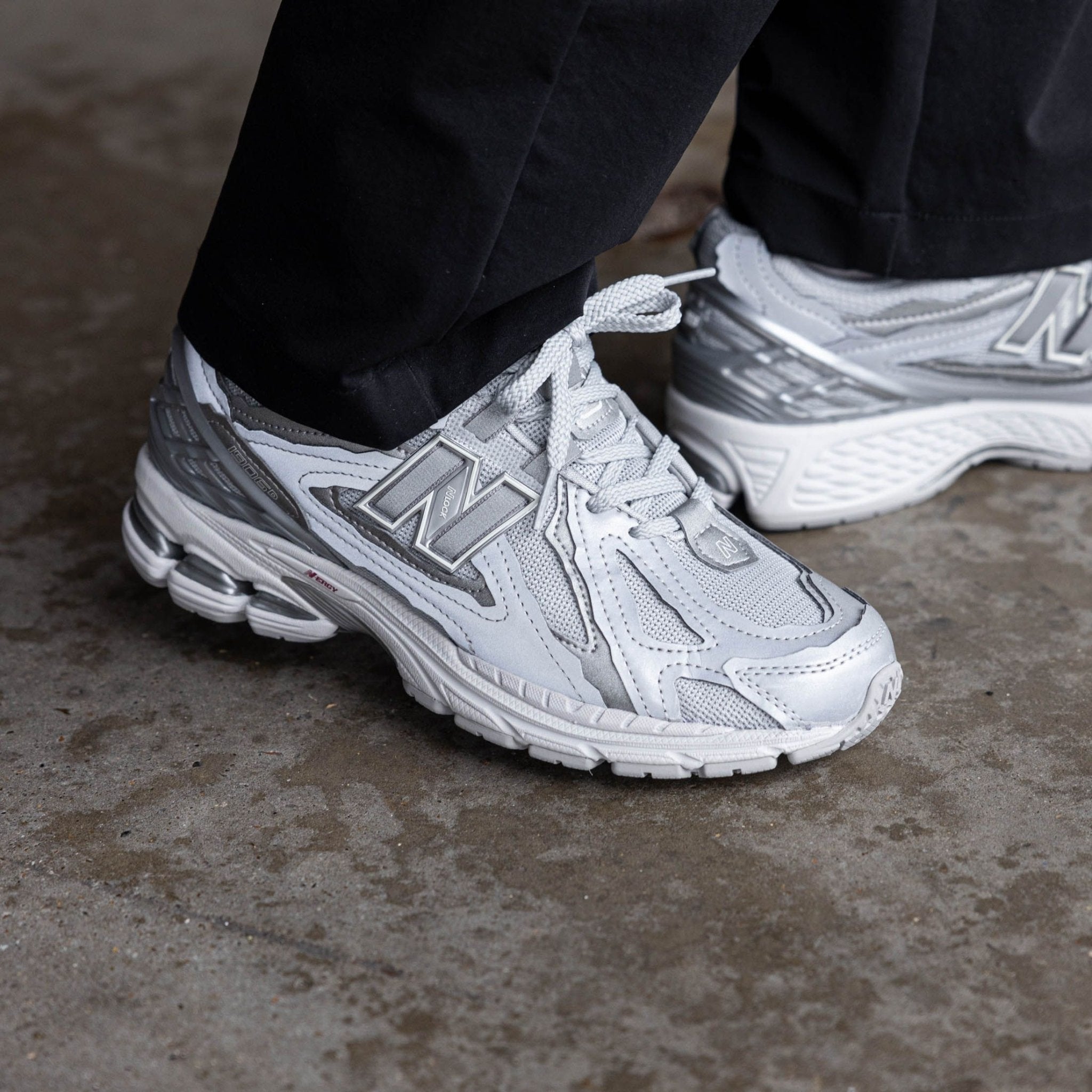 New Balance 1906D Protection Pack Silver Metallic on-feet met reflecterende accenten en brede fit look

