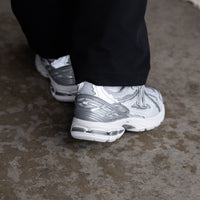 Bovenaanzicht van de New Balance 1906D Silver Metallic met opengewerkt mesh en zilverkleurige details

