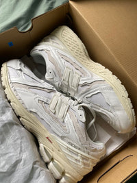 Bovenaanzicht van de New Balance 1906D White met ademend mesh, witte veters en ruwe randafwerking

