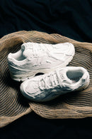 New Balance 1906D White met originele doos, extra witte veters en subtiele logo-accenten zichtbaar

