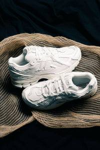 New Balance 1906D White met originele doos, extra witte veters en subtiele logo-accenten zichtbaar

