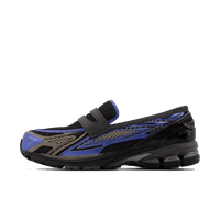 Zijaanzicht van de zwarte 1906L loafer met glanzende mesh en felblauwe accenten op de zool en toebox