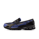 Zijaanzicht van de zwarte 1906L loafer met glanzende mesh en felblauwe accenten op de zool en toebox