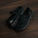 Onderkant van de New Balance 1906L Black Suede met dynamisch profiel en N-ERGY demping. De zoolstructuur is ontworpen voor comfort en grip, zonder in te leveren op esthetiek.

