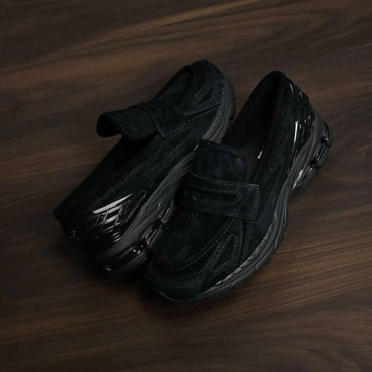 Onderkant van de New Balance 1906L Black Suede met dynamisch profiel en N-ERGY demping. De zoolstructuur is ontworpen voor comfort en grip, zonder in te leveren op esthetiek.

