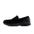 Zijaanzicht van de New Balance 1906L in luxe zwart suède. Het premium bovenwerk en de tonale look geven deze sneaker een elegante twist binnen de performance-geïnspireerde 1906-serie.

