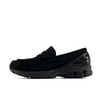 Zijaanzicht van de New Balance 1906L in luxe zwart suède. Het premium bovenwerk en de tonale look geven deze sneaker een elegante twist binnen de performance-geïnspireerde 1906-serie.

