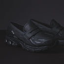 In-hand view van de New Balance 1906L in volledig zwarte suède uitvoering. Een exclusieve release die zowel casual als premium aanvoelt – perfect voor dagelijks gebruik in stijl.

