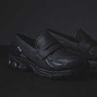 In-hand view van de New Balance 1906L in volledig zwarte suède uitvoering. Een exclusieve release die zowel casual als premium aanvoelt – perfect voor dagelijks gebruik in stijl.

