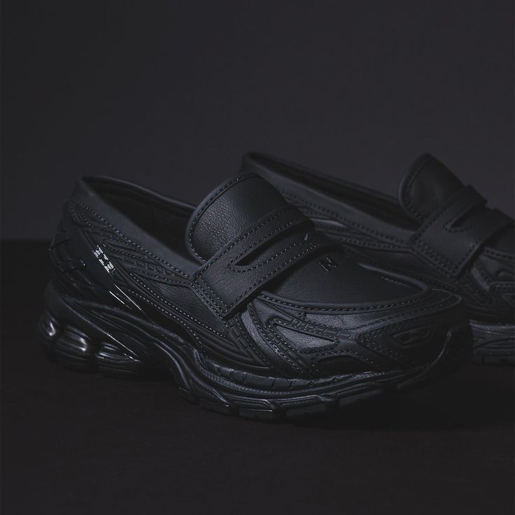 In-hand view van de New Balance 1906L in volledig zwarte suède uitvoering. Een exclusieve release die zowel casual als premium aanvoelt – perfect voor dagelijks gebruik in stijl.

