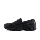 Zijaanzicht van de New Balance 1906L Black sneaker met technische mesh upper en strakke zwarte details. Deze volledig zwarte uitvoering combineert performance roots met een moderne all-black streetstyle look.

