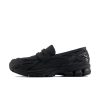 Zijaanzicht van de New Balance 1906L Black sneaker met technische mesh upper en strakke zwarte details. Deze volledig zwarte uitvoering combineert performance roots met een moderne all-black streetstyle look.

