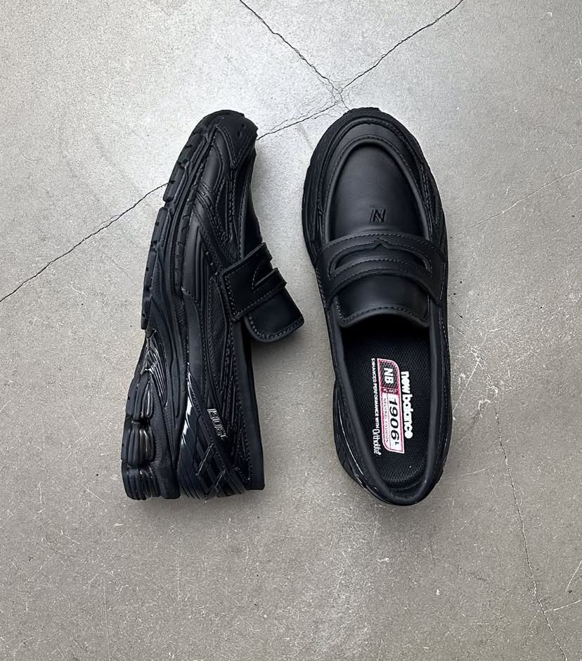 Close-up van de ademende mesh structuur van de New Balance 1906L Black. De overlays en tonale accenten zorgen voor een sportieve, maar minimalistische esthetiek.

