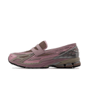Zijaanzicht van de roze 1906L loafer met mesh bovenwerk, zachte suède overlays en transparante zool