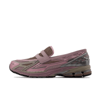 Zijaanzicht van de roze 1906L loafer met mesh bovenwerk, zachte suède overlays en transparante zool