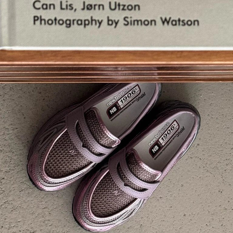 Beide sneakers van bovenaf, geplaatst bij een New Balance-doos met zichtbare binnenzool en hielstructuur