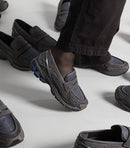 Close-up van het mesh bovenwerk van de New Balance 1906L Magnet. De combinatie van textuur en donkere overlays zorgt voor een diepe, gelaagde look.

