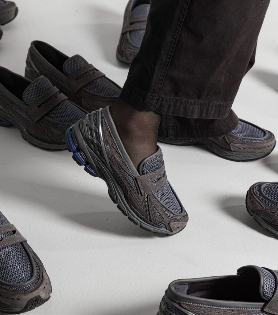 Close-up van het mesh bovenwerk van de New Balance 1906L Magnet. De combinatie van textuur en donkere overlays zorgt voor een diepe, gelaagde look.

