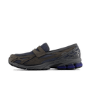 Zijaanzicht van de New Balance 1906L in Magnet grey. De donkere tint en technische materialen geven deze sneaker een strakke en moderne uitstraling binnen de 1906-collectie.

