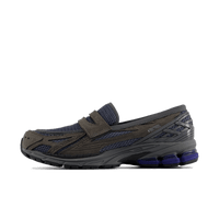 Zijaanzicht van de New Balance 1906L in Magnet grey. De donkere tint en technische materialen geven deze sneaker een strakke en moderne uitstraling binnen de 1906-collectie.

