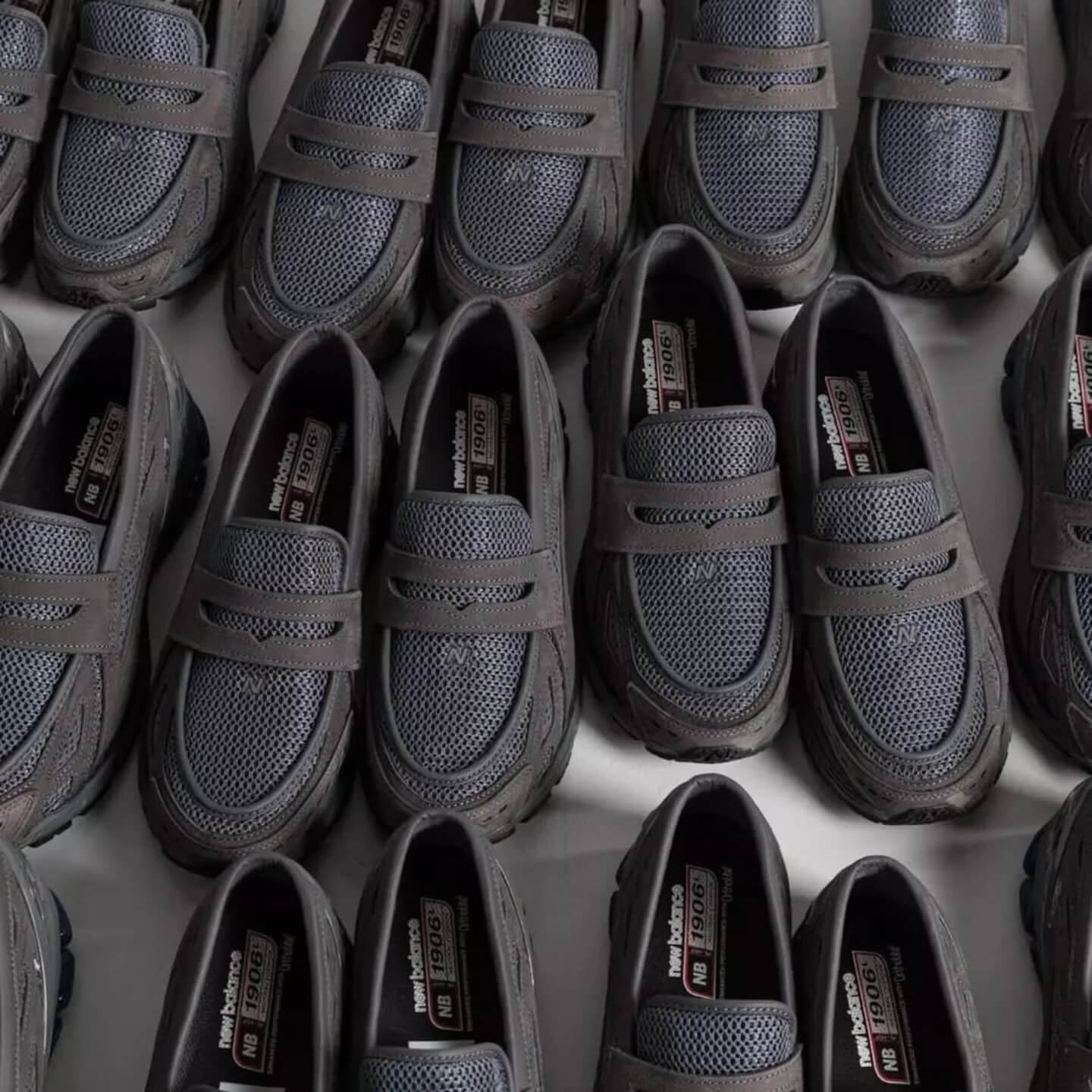 Onderzijde van de New Balance 1906L Magnet met N-ERGY demping en robuuste zoolconstructie. Ontworpen voor dagelijks comfort met visuele impact in een all-grey palette.

