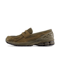 New Balance 1906L Olive Khaki U1906LNV zijaanzicht met olijfgroen mesh, khaki suède overlays en N-ergy dempingstechnologie

