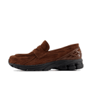 Zijaanzicht van de New Balance 1906L in Rich Oak kleurstelling. De warme bruine tinten en het ademende bovenwerk geven deze sneaker een natuurlijke, vintage-geïnspireerde look.

