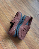 In-hand view van de New Balance 1906L in Rich Oak. Een opvallende combinatie van retro styling, rijke kleurtonen en hoogwaardige afwerking in suède en textiel.

