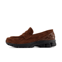 Zijaanzicht van de New Balance 1906L in Rich Oak kleurstelling. De warme bruine tinten en het ademende bovenwerk geven deze sneaker een natuurlijke, vintage-geïnspireerde look.

