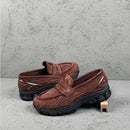 Close-up van het suède en mesh bovenwerk van de New Balance 1906L Rich Oak. De combinatie van materialen en kleurtonen versterkt de retro charme van deze lifestyle runner.

