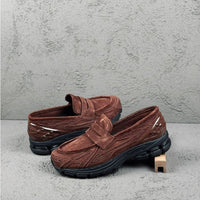 Close-up van het suède en mesh bovenwerk van de New Balance 1906L Rich Oak. De combinatie van materialen en kleurtonen versterkt de retro charme van deze lifestyle runner.

