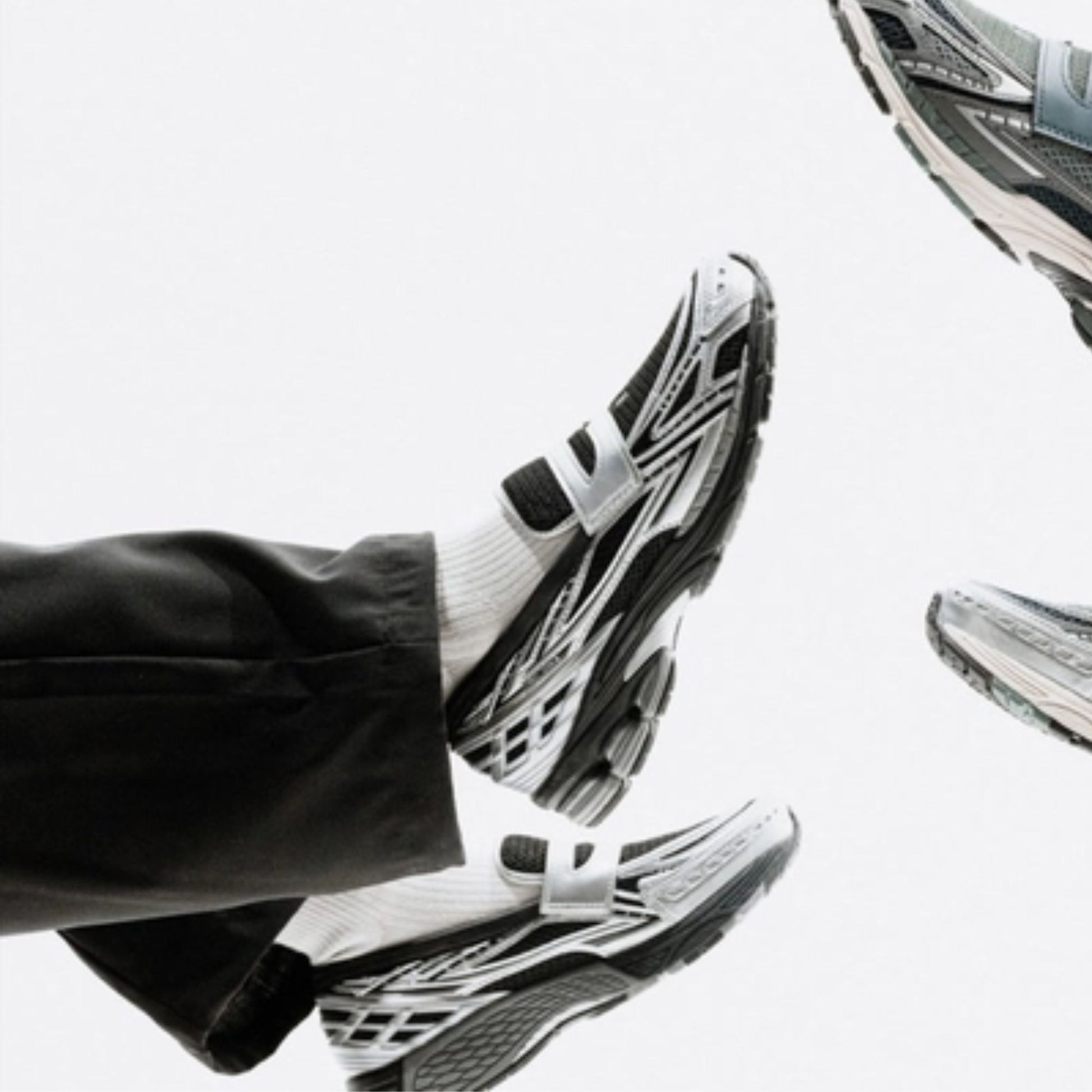 Onderkant van de New Balance 1906L Silver Metallic Black met N-ERGY demping. De zwarte zool met reflecterende tinten biedt een stabiele basis en high-performance look.

