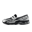 Zijaanzicht van de New Balance 1906L in Silver Metallic Black. De combinatie van glanzend zilver en diepe zwarte accenten geeft deze sneaker een futuristische edge met performance-uitstraling.

