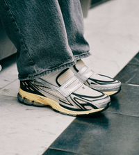 Onderkant van de New Balance 1906L Silver Metallic Cream met dempende zool en lichtgewicht gripstructuur. De zool bevat creamkleurige accenten die perfect passen bij het bovenwerk.

