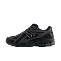 Zijaanzicht van de New Balance 1906R Black Phantom. De gitzwarte uitvoering met subtiele texturen straalt kracht en minimalisme uit, perfect voor techwear en all-black liefhebbers.

