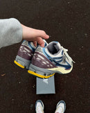 New Balance 1906R Blue Moonbeam on-feet gestyled met lichte denim en witte sokken voor zomerse look

