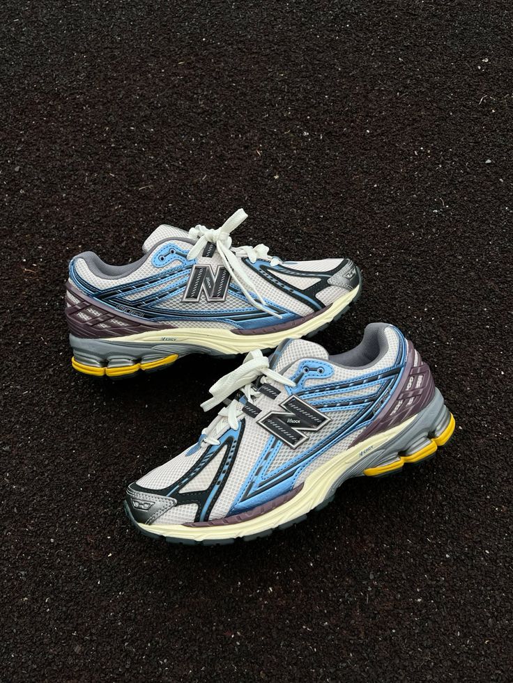 New Balance 1906R Blue Moonbeam met originele doos, zachte mesh upper en extra veters zichtbaar

