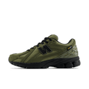 Zijaanzicht van de New Balance 1906R in Camo Olive. De mix van olijfgroen en camouflageprints geeft deze sneaker een ruige, outdoor-ready look met streetwear edge.

