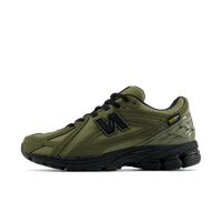 Zijaanzicht van de New Balance 1906R in Camo Olive. De mix van olijfgroen en camouflageprints geeft deze sneaker een ruige, outdoor-ready look met streetwear edge.

