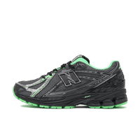 1906R New Balance 1906R Dark Silver Metallic Lab Green – vooraanzicht sneaker in Dark Silver Metallic/Lab Green met Normaal / True to size pasvorm