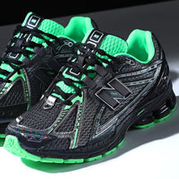 1906R New Balance 1906R Dark Silver Metallic Lab Green – close-up Abzorb-midsole en metallic suède detail in Dark Silver