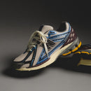 Onderzijde van de New Balance 1906R Metallic Teal New Spruce met high-performance demping en gripprofiel. Ideaal voor dagelijks gebruik met een opvallende, kleurrijke edge.

