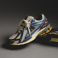 Onderzijde van de New Balance 1906R Metallic Teal New Spruce met high-performance demping en gripprofiel. Ideaal voor dagelijks gebruik met een opvallende, kleurrijke edge.

