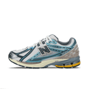 Zijaanzicht van de New Balance 1906R in Metallic Teal met New Spruce accenten. De opvallende kleurcombinatie geeft deze sneaker een sportieve en futuristische vibe, perfect voor statement styling.

