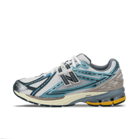 Zijaanzicht van de New Balance 1906R in Metallic Teal met New Spruce accenten. De opvallende kleurcombinatie geeft deze sneaker een sportieve en futuristische vibe, perfect voor statement styling.

