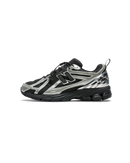 Zijaanzicht van de New Balance 1906R The Basement Night Chrome. De donkere tinten, reflecterende details en subtiele branding zorgen voor een futuristische en exclusieve uitstraling.

