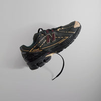Bovenaanzicht van de New Balance 1906R x Kith Black met reflecterende veters en mesh upper