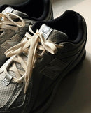 New Balance 1906R x Kith White on-feet met lichte jeans en neutrale outfit styling

