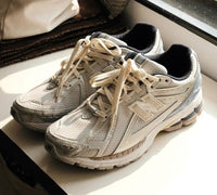 New Balance 1906R x Kith White met originele Kith-doos, extra veters en branding op tong en zool

