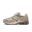 Zijaanzicht van de New Balance 1906U M1906NE sneaker in Linen met Dark Olivine accenten en Flat Taupe details. Deze techwear-ready retro runner combineert klassieke stijl met moderne comforttechnologie.

